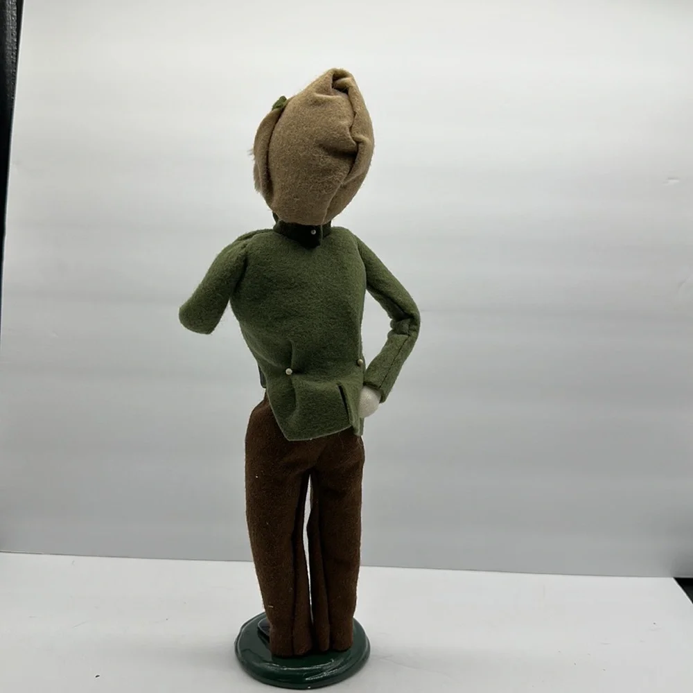 Byers’ Choice Retired Male Caroler - Picture 5 of 6